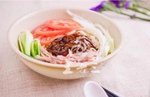 酸辣雞雜拌面，酸辣爽口超開胃